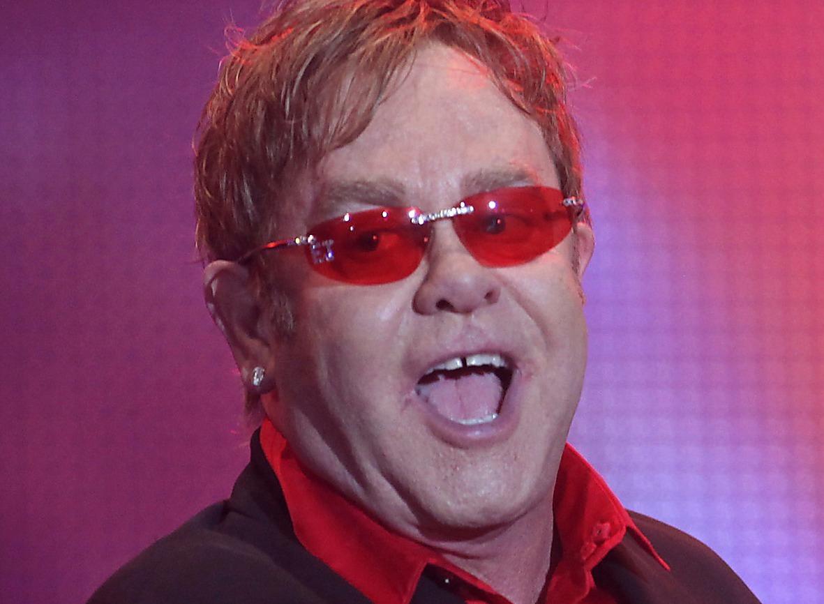 MUNKAVLE Elton John har gett sig själv Twitterförbud av ren självbevarelsedrift.