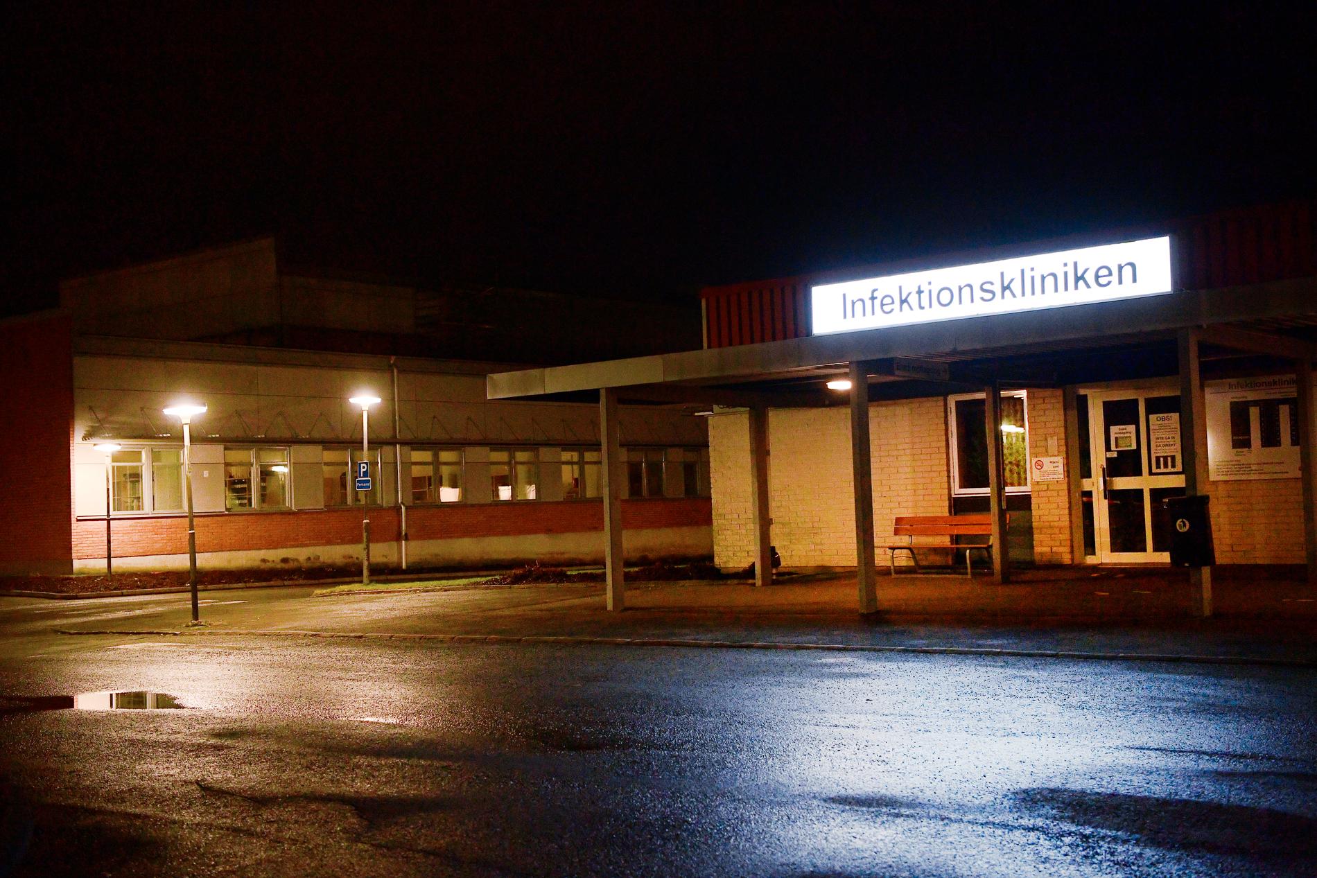 Här, på infektionsmottagningen på Länssjukhuset Ryhov i Jönköping, hålls kvinnan isolerad.