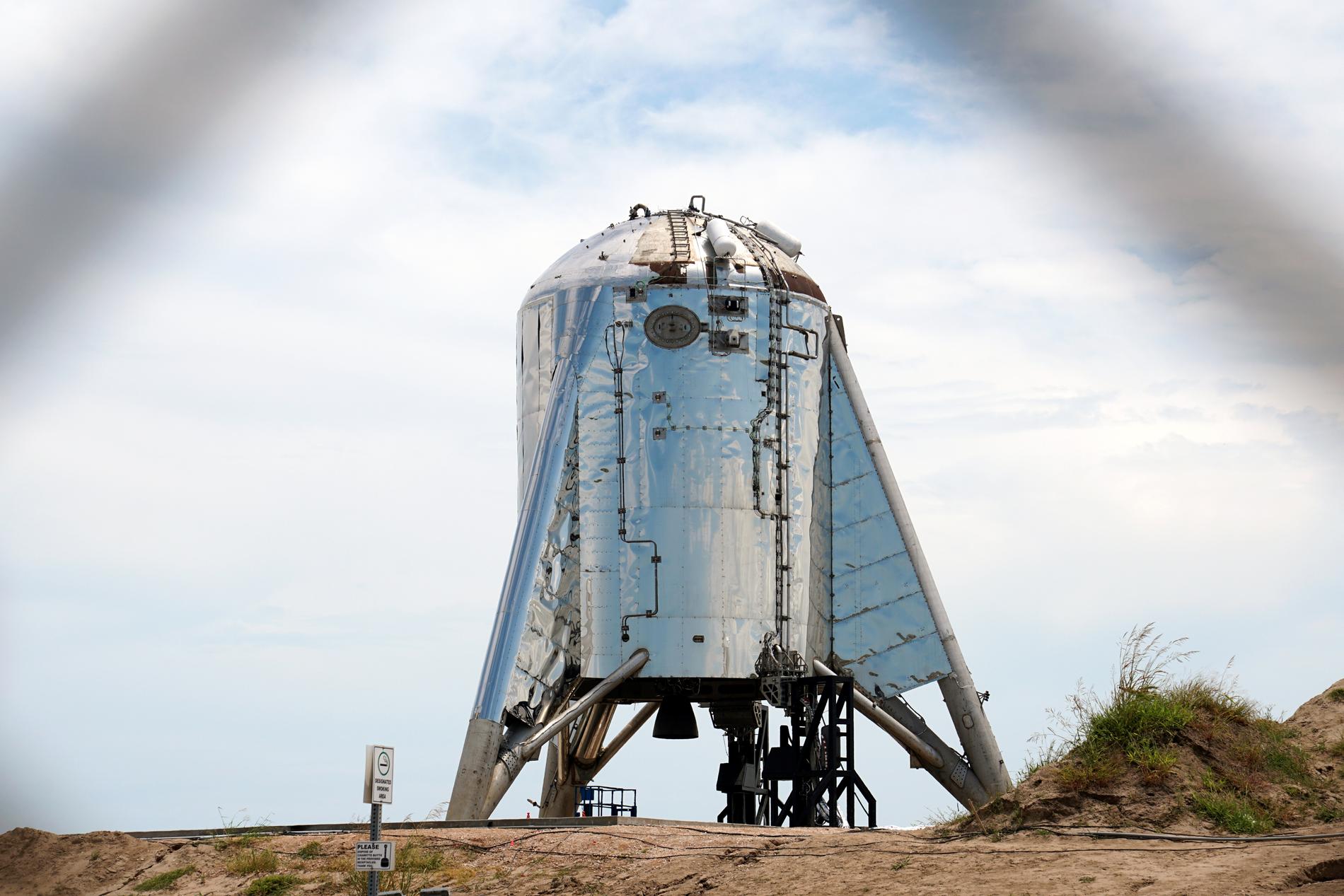 Starhopper är en prototyp, utan noskon, av det rymdskepp som företaget Space X tänkt kalla helt enkelt Starship. Men provkörningarna i Texas går hittills inte riktigt enligt plan.