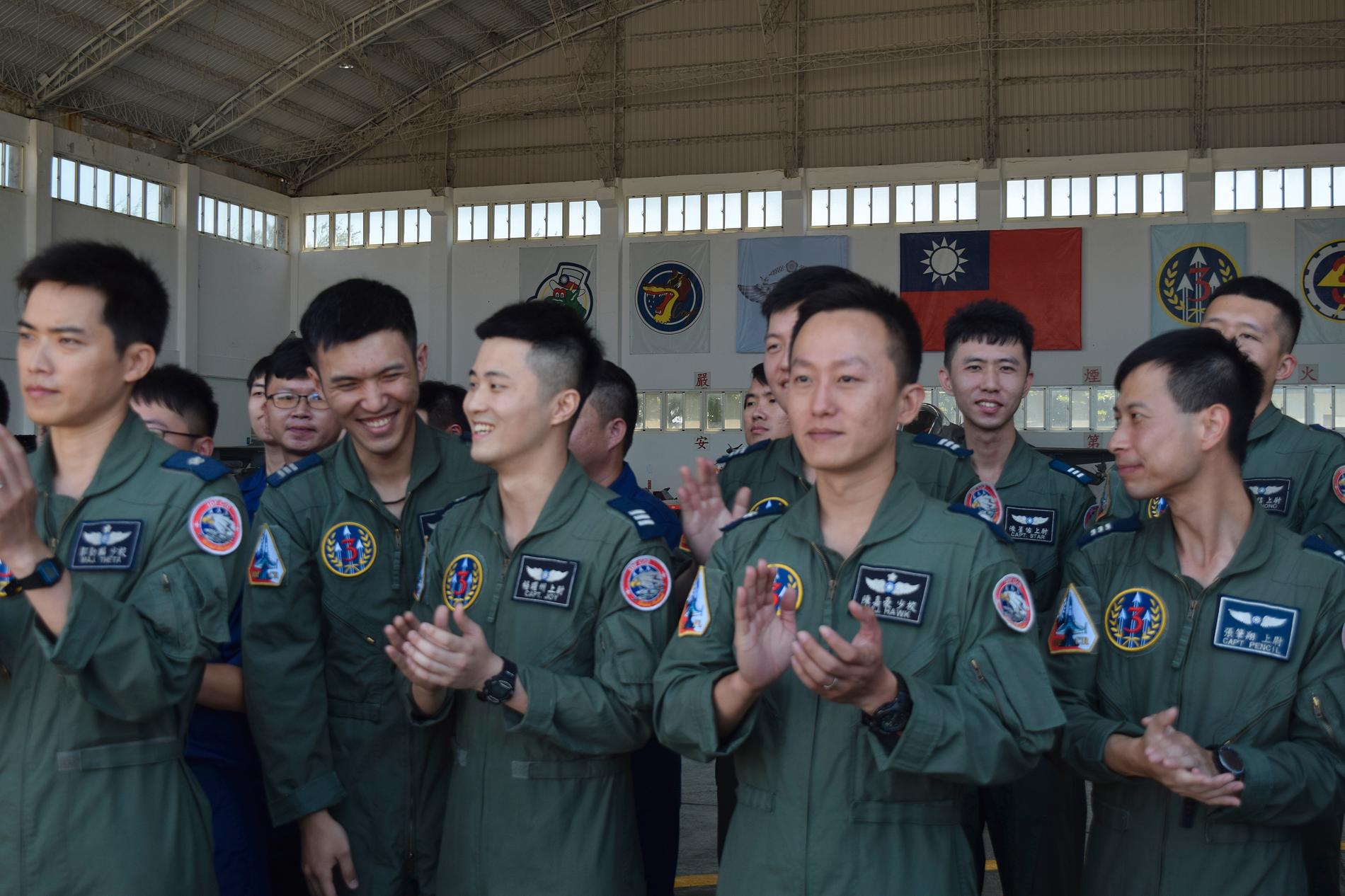 Taiwanesiska piloter applåderar landets president under ett besök vid militärbasen Penghu Magong.