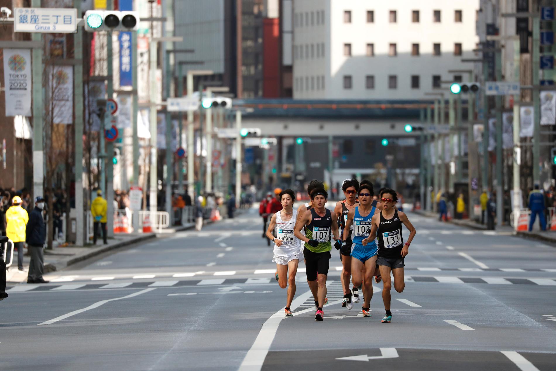 Det var knappt någon publik som följde de få löparna i Tokyo Marathon.