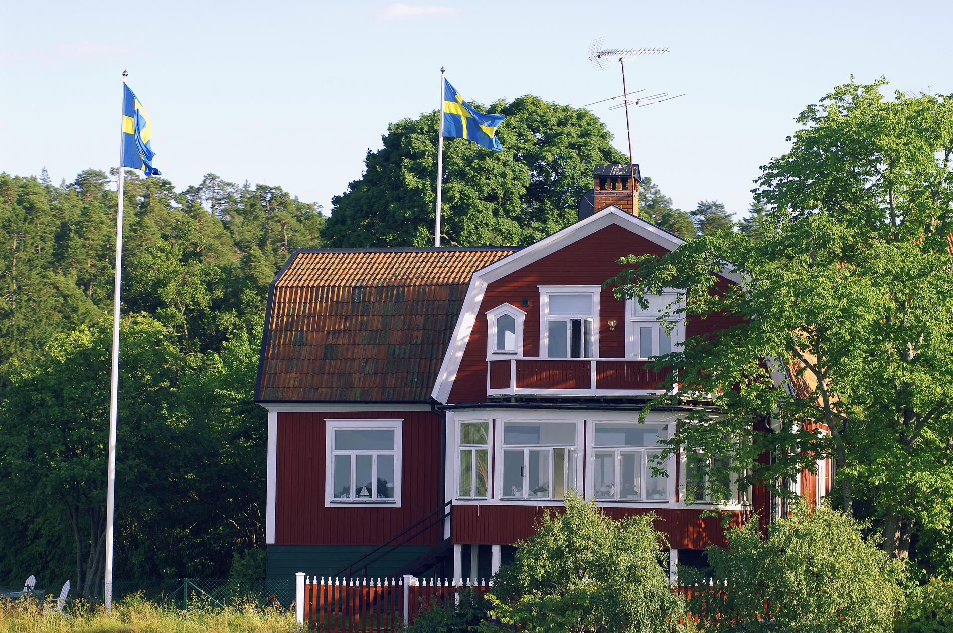 Om man bygger ett trähus i traditionell svensk stil förslår SD att man inte ska behöva bygglov. Bilden är en genrebild.