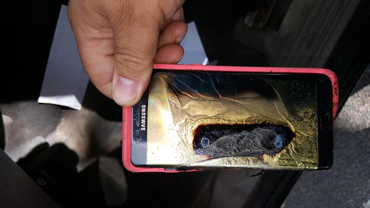 Samsungs nya telefon Galaxy Note 7 efter att den börjat brinna.