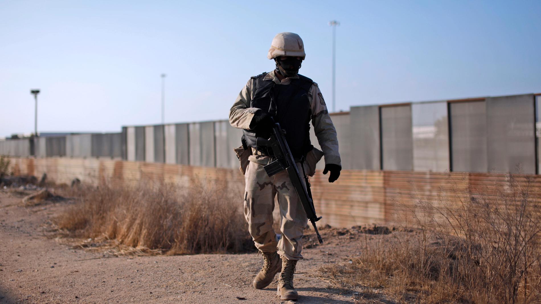 En amerikansk soldat vid USA:s gräns mot Mexiko. Arkivbild.