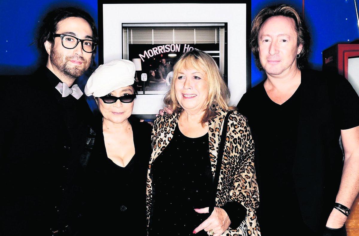 Första bilden tillsammans John Lennons söner Sean och Julian och deras mödrar Yoko Ono och Cynthia Lennon fångades på bild för första gången sedan 1989 på Julians fotoutställning i New York häromveckan. ”Allt är bra mellan oss”, sa Julian.