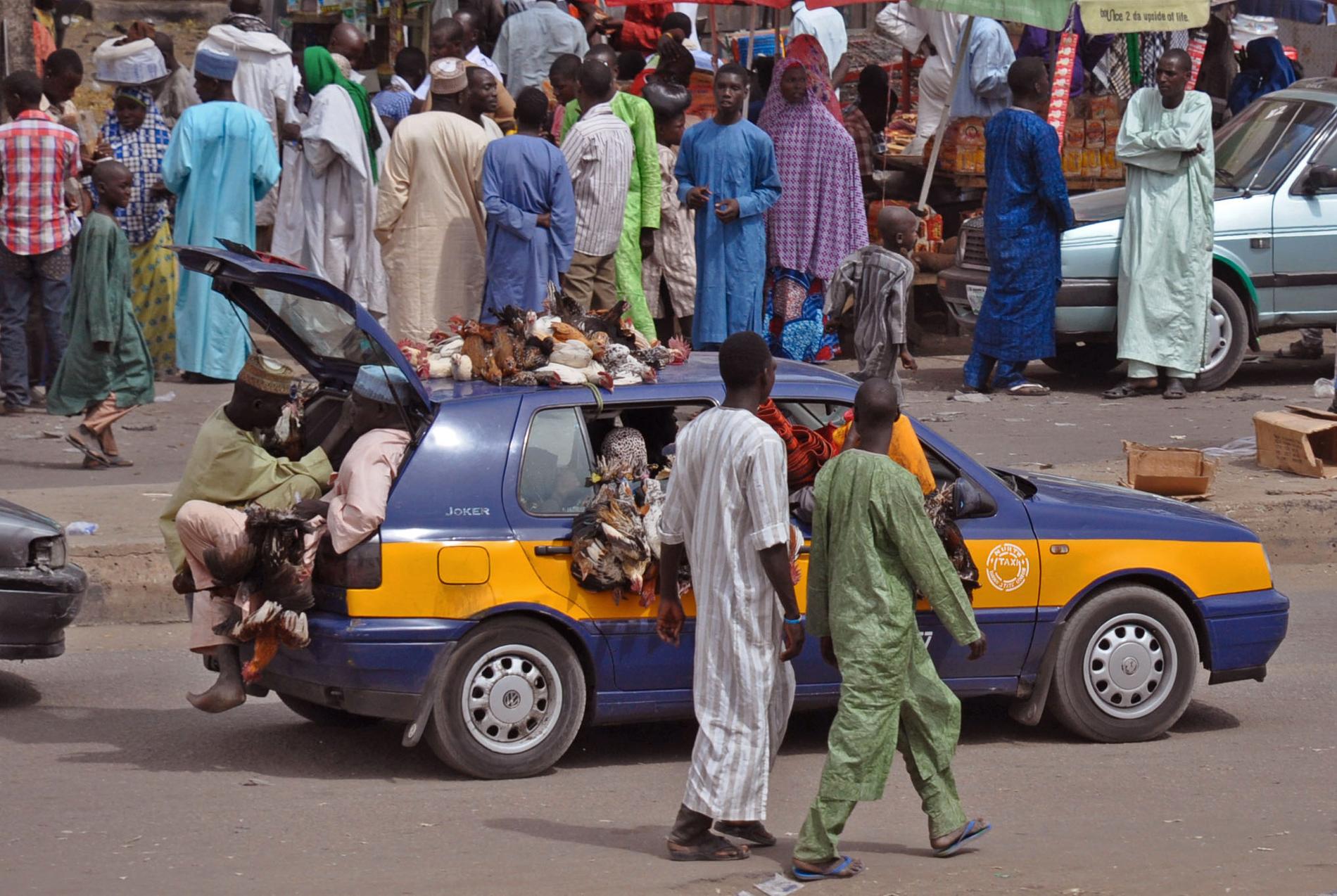 Trafiksäkerheten i Nigeria är dålig. Här syns en fullastad bil på en gata i en stad i norra Nigeria vid ett annat tillfälle. Arkivbild.