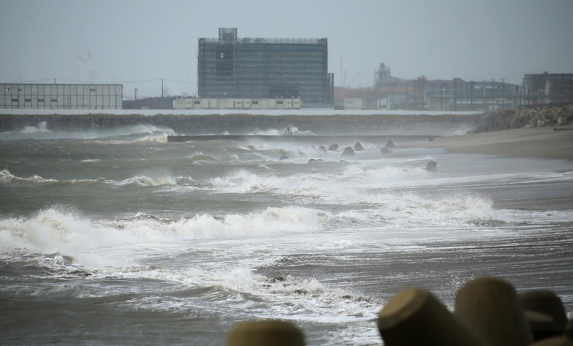 Vågor slår mot stranden i Ishinomaki, nordöstra Japan. Enligt väderrapporterna kan vindstyrkan komma att nå upp i 35 meter per sekund, skriver Japan Today.