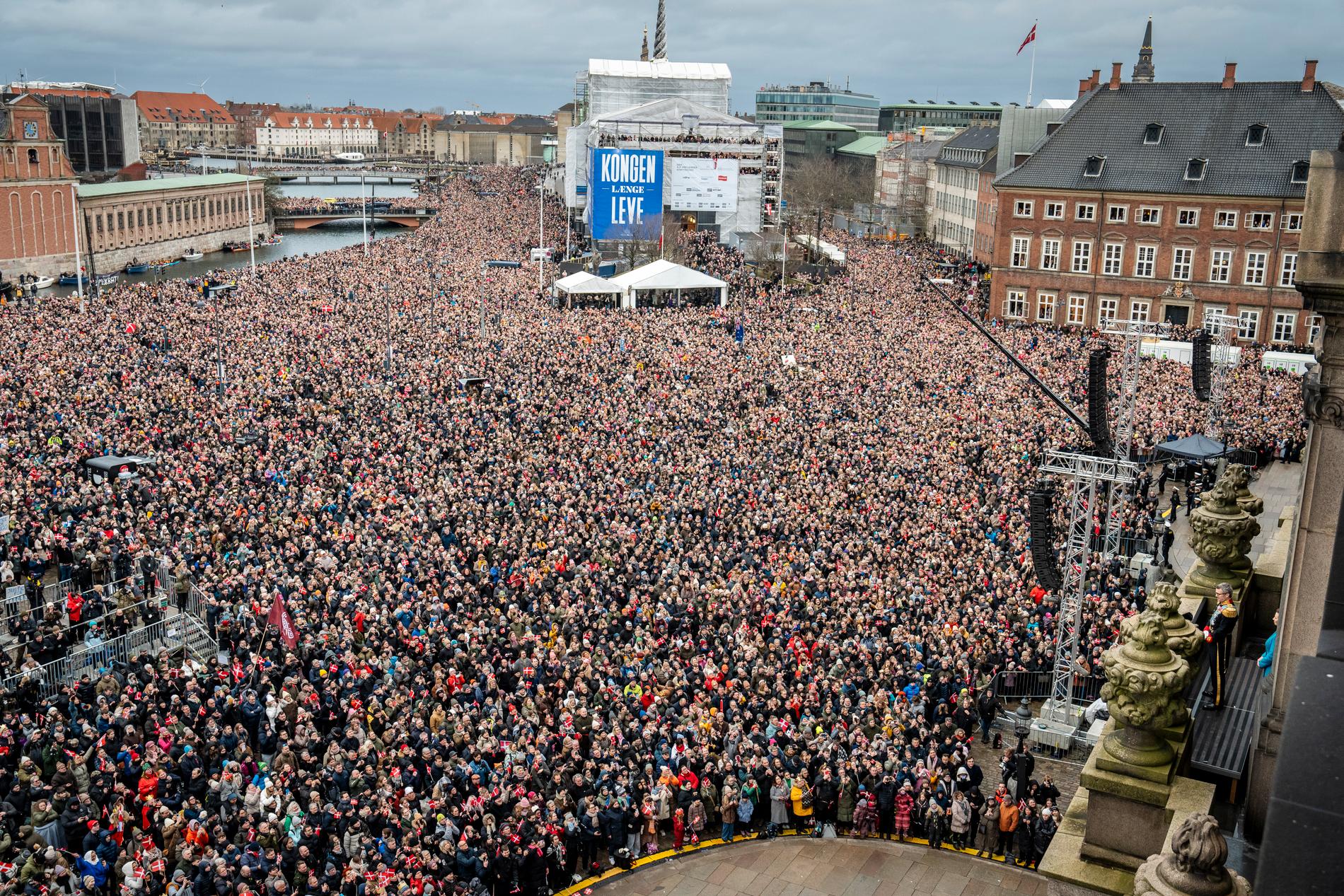 Runt 300 000 åskådare trotsade vinterkylan och begav sig till centrala Köpenhamn i söndags när Danmark fick en ny kung.