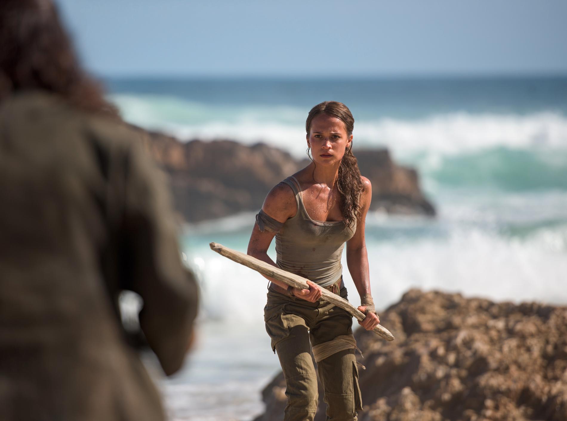 Lara Croft möter något hotfullt vid havet.