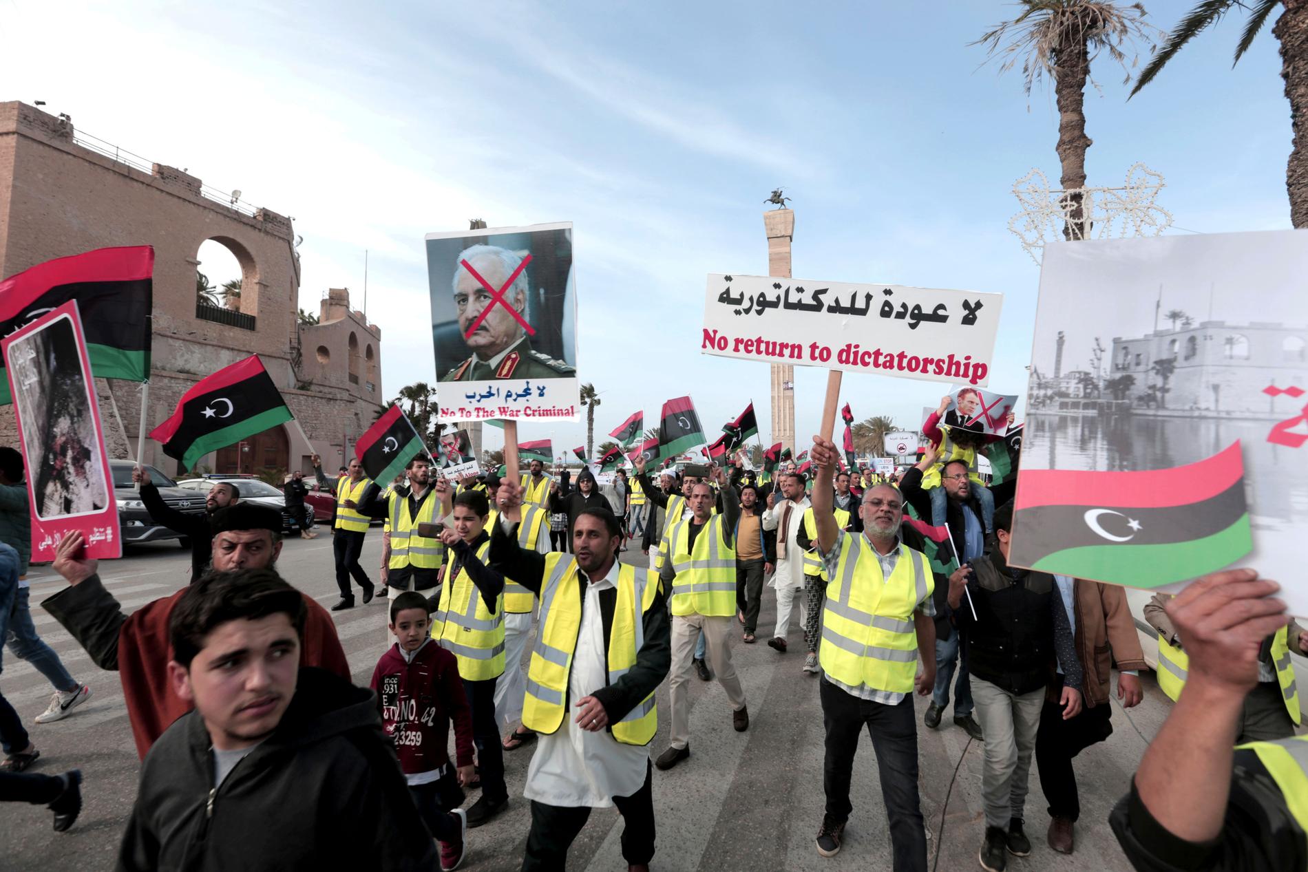 Demonstranter i gula västar i Libyens huvudstad Tripoli på fredagen. Slagorden riktades mot krigsherren Khalifa Haftar.