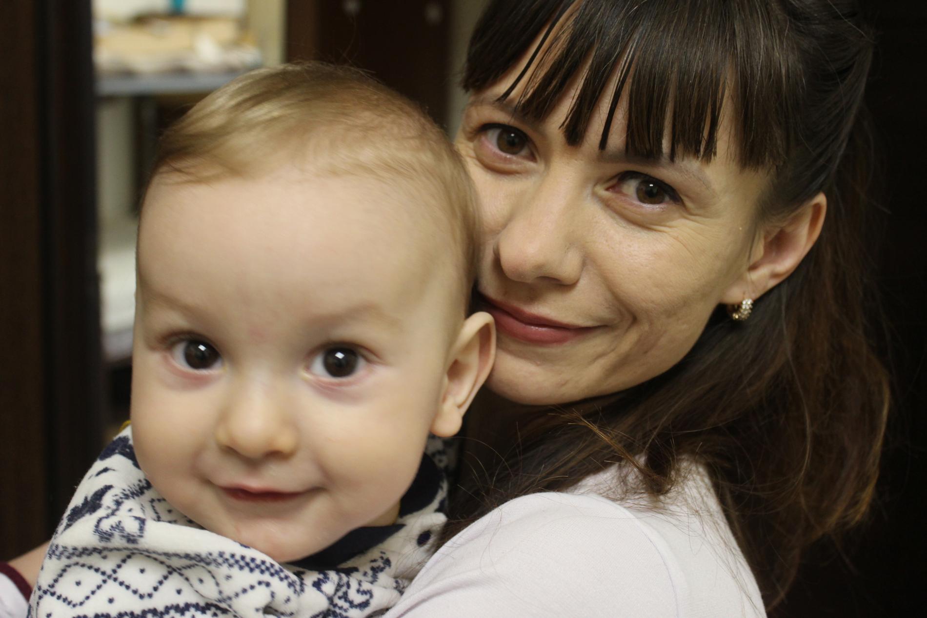 ”Vi försöker njuta av varje ögonblick vi har”, säger Inna Romanchuk, med snart ettårige sonen Mark i famnen.