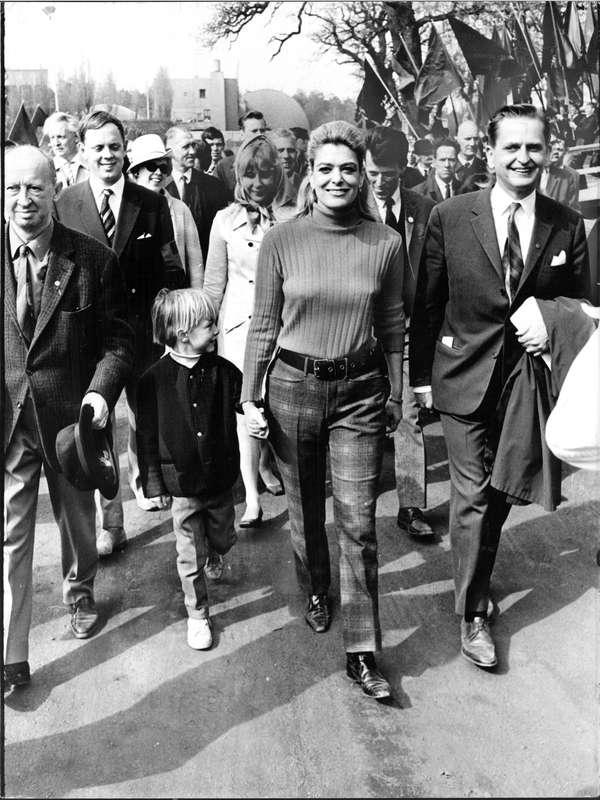 Grekiska skådespelerskan Melina ­Mercouri går tillsammans med Olof Palme i demonstrationståget den 1 maj 1968.