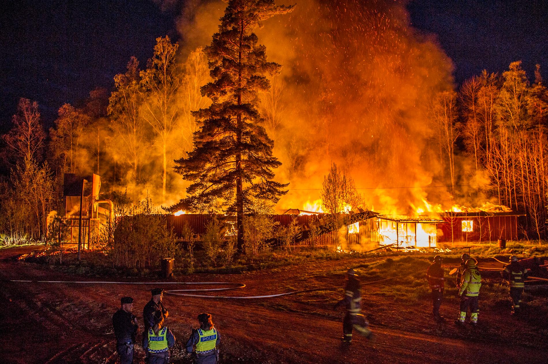 En träindustri strax utanför Garpenberg började brinna under natten mot tisdagen.