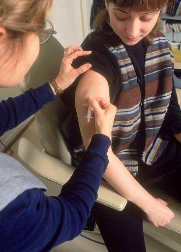 TEST I HÖST Vaccinering mot livmoderscancer tar fart i höst. 15-20-åriga tjejer från sex sju europeiska länder, bland annat Finland och England, är med i vaccintestet.