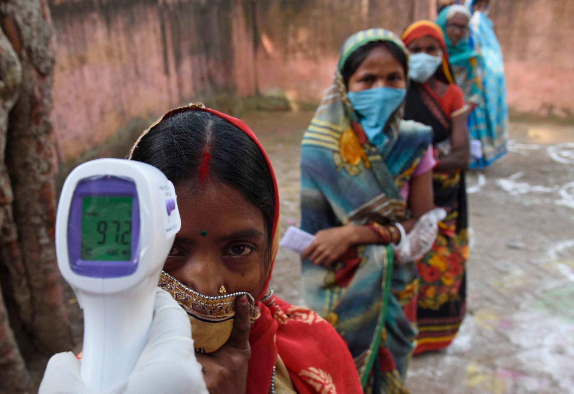 En kvinna får sin temperatur mätt under delstatsvalen i Bihar i östra Indien i slutet av oktober.