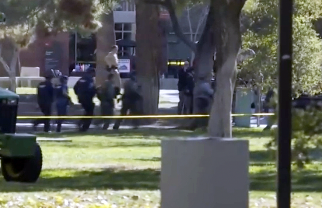 På videos från campus syns människor fly, springande. 