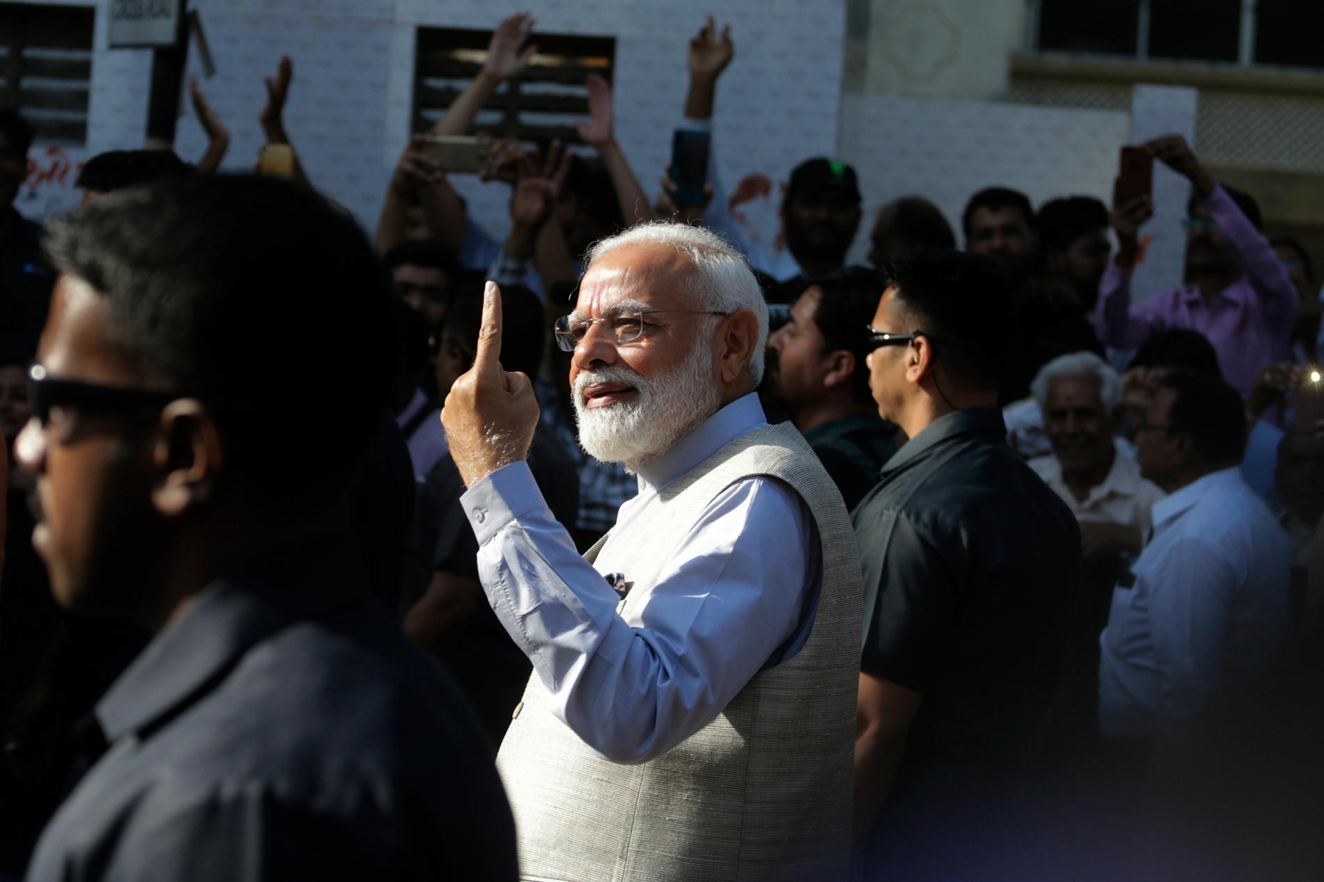 Indiens premiärminister Narendra Modi visar upp bläcket på sitt finger efter att ha röstat i valet.