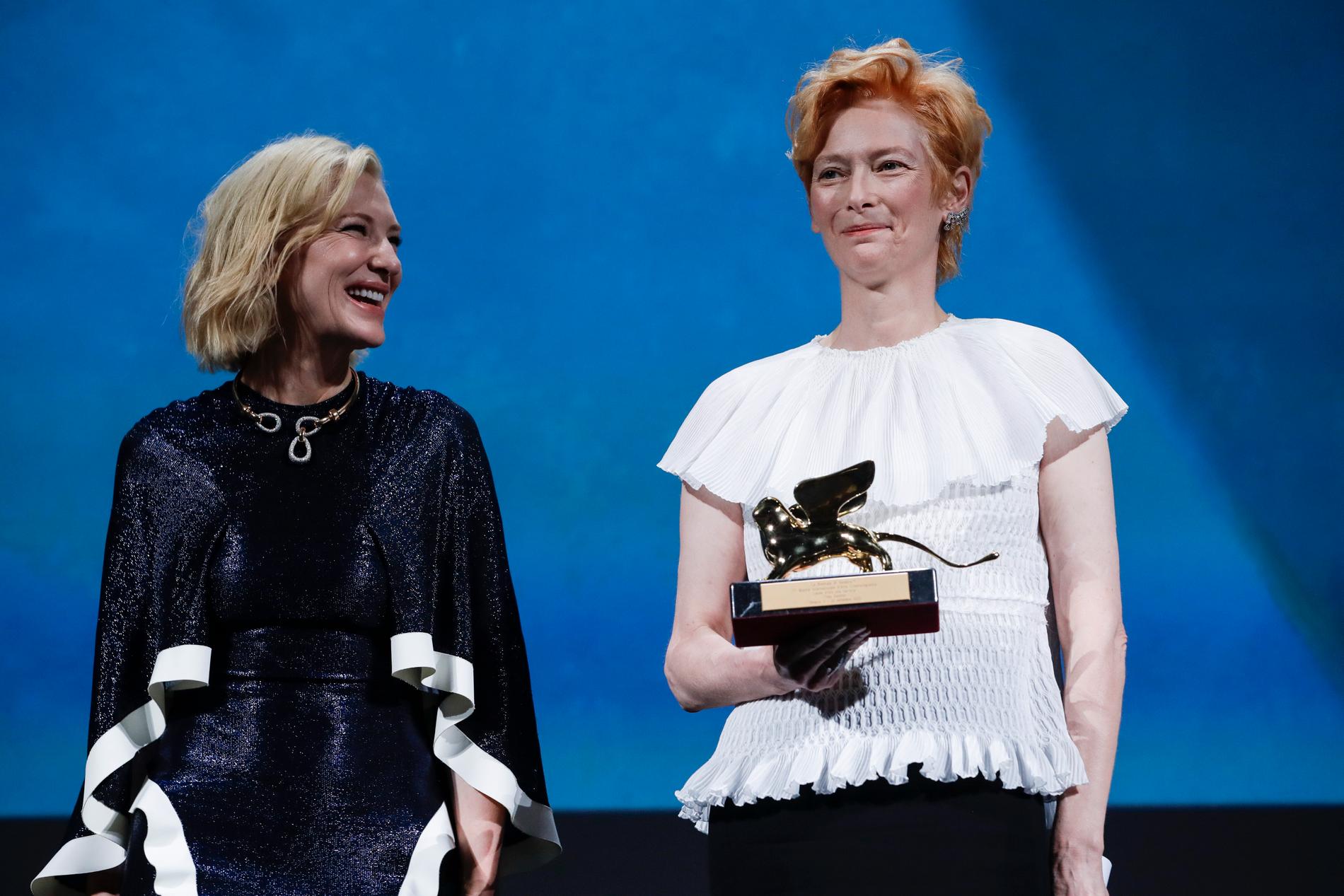 En smula glamour bjuds i alla fall på Venedigfestivalen. Tilda Swinton (till höger) fick ta emot Hederslejonet under festivalen. Till vänster syns Cate Blanchett, juryns ordförande.