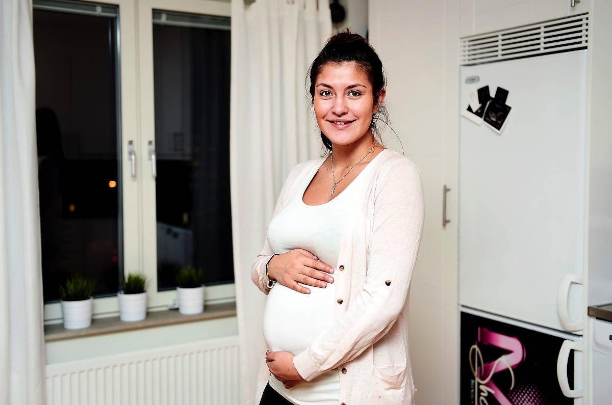 OSENTIMENTAL Paula Uribe, 21, tog ut sitt navelsmycke när hon blev gravid. Trots att hon haft det i sju år är det inget hon saknar. ”Jag skulle ju kunna göra om det i framtiden, men jag tror inte det”, säger Paula.