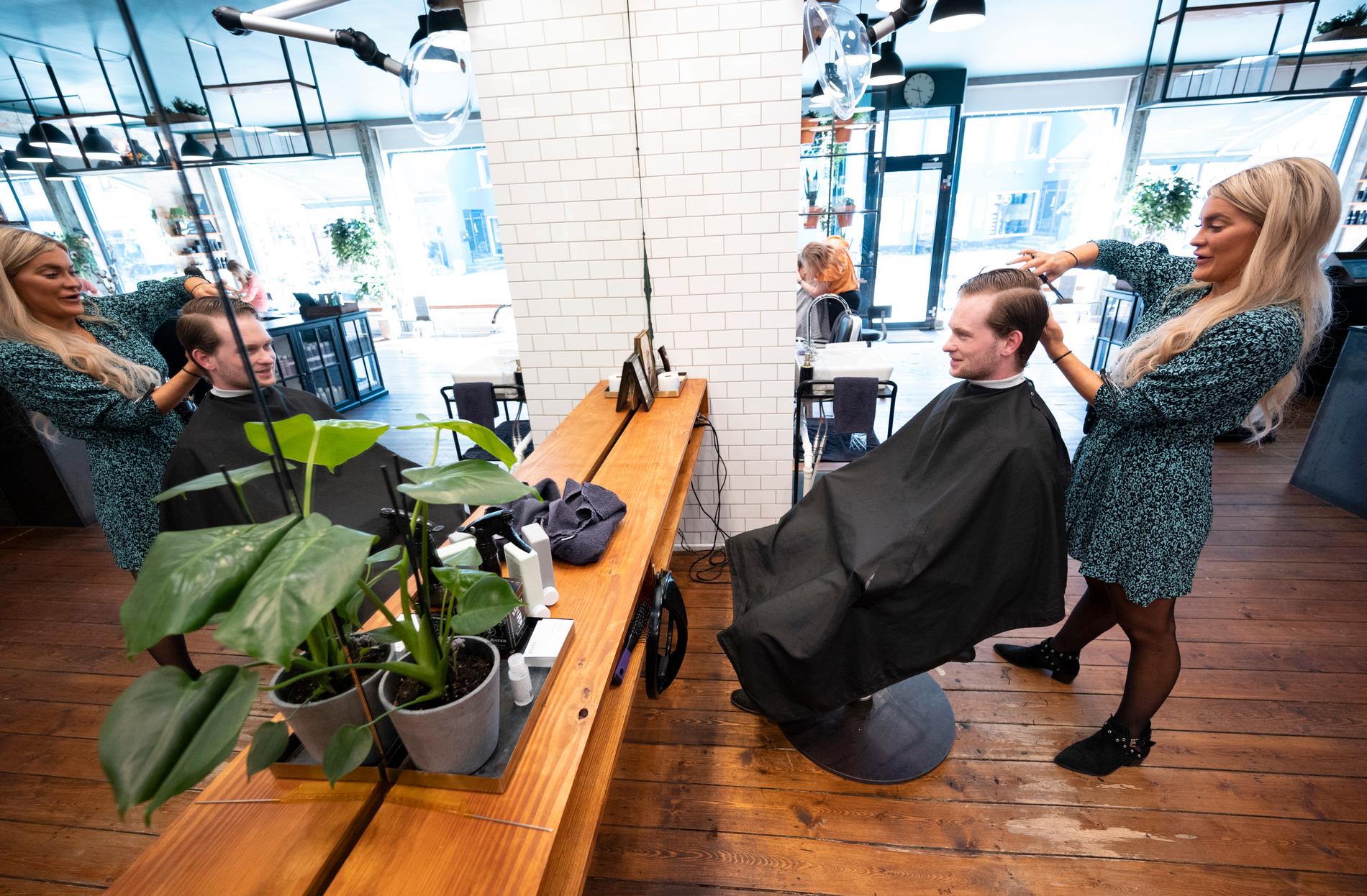 Christian Mejlvang, masterstudent, får håret klippt av frisör Katrine De Witt, på Rodeo i Valby i Köpenhamn. Det var nästan tre månader sedan han klippte sig.