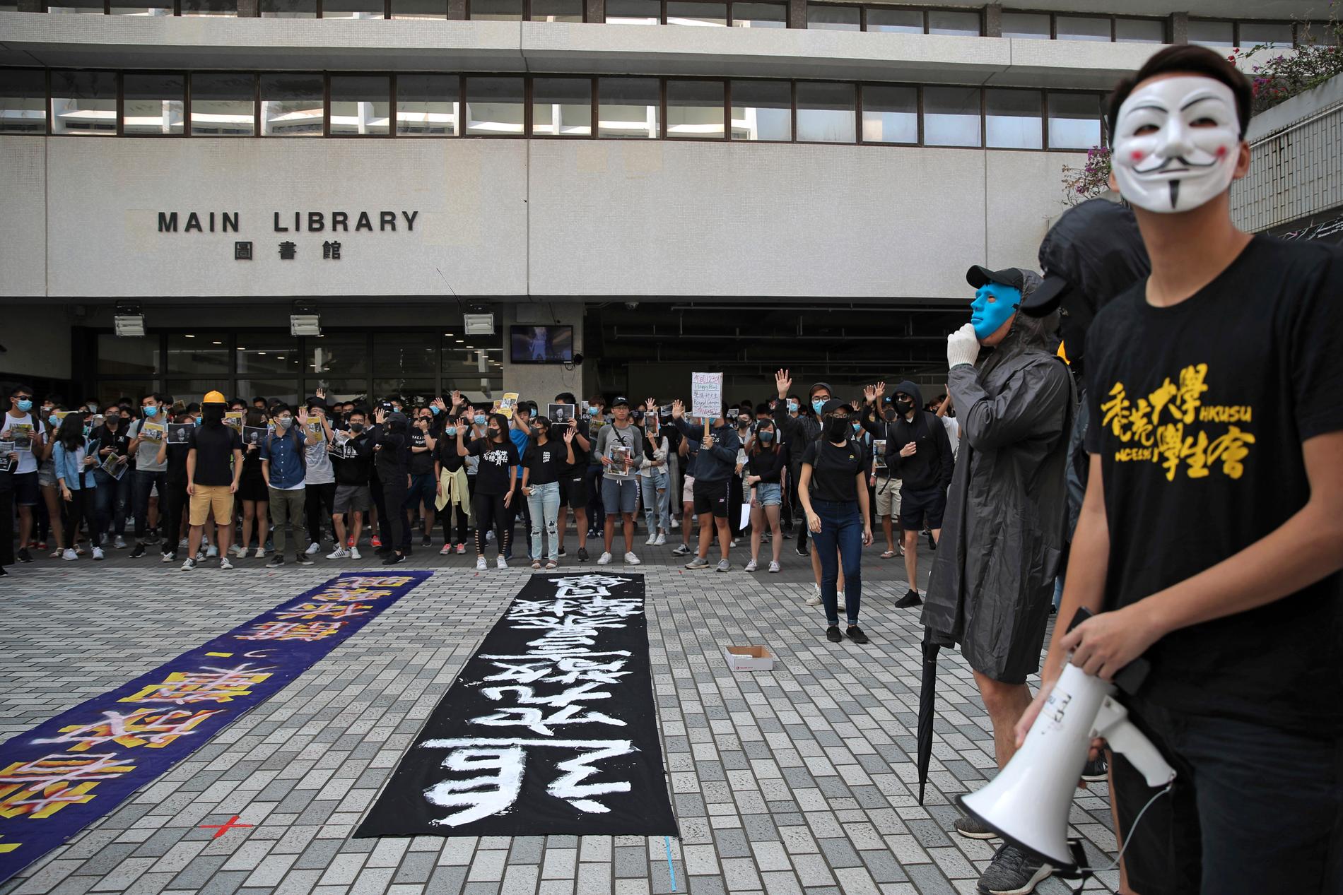 Prodemokratiska aktivister protesterar mot polisbrutalitet på Hongkongs universitet i början av november.