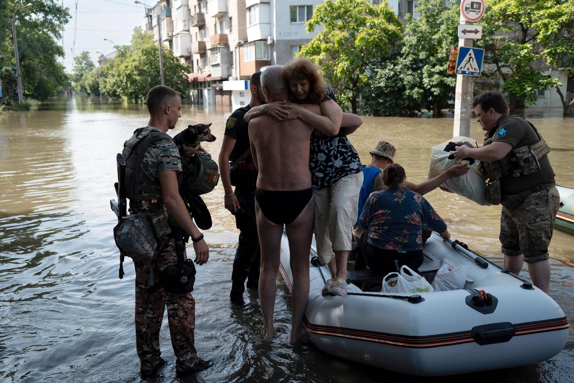 Evakuerade människor i staden Cherson, där vattnet på sina håll stigit sex meter över normala nivåer.