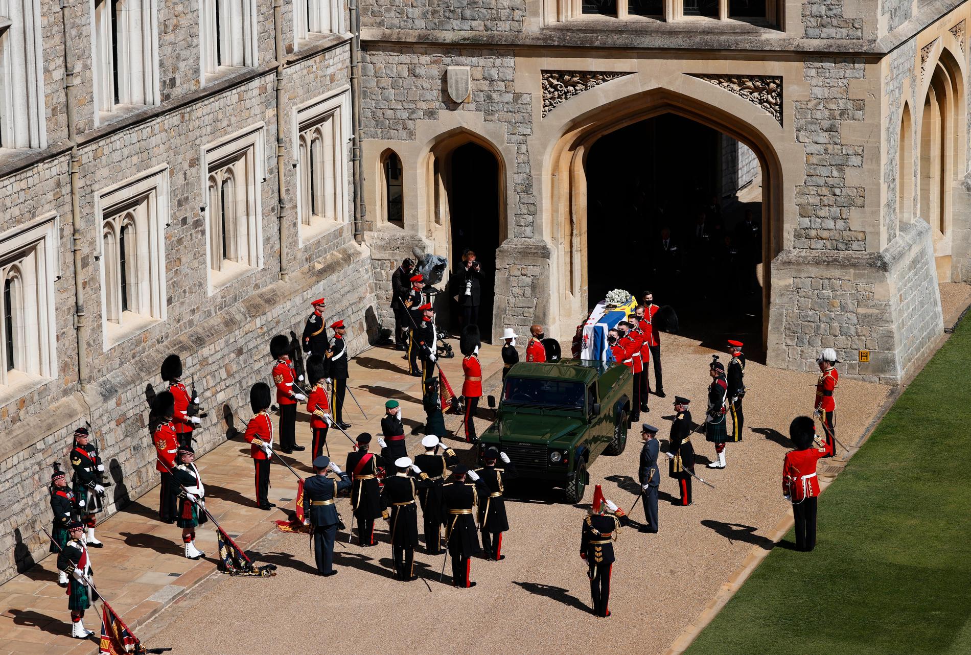Prins Philips kista förs ut ut Windsor Castle och körs till begravningsceremonin.