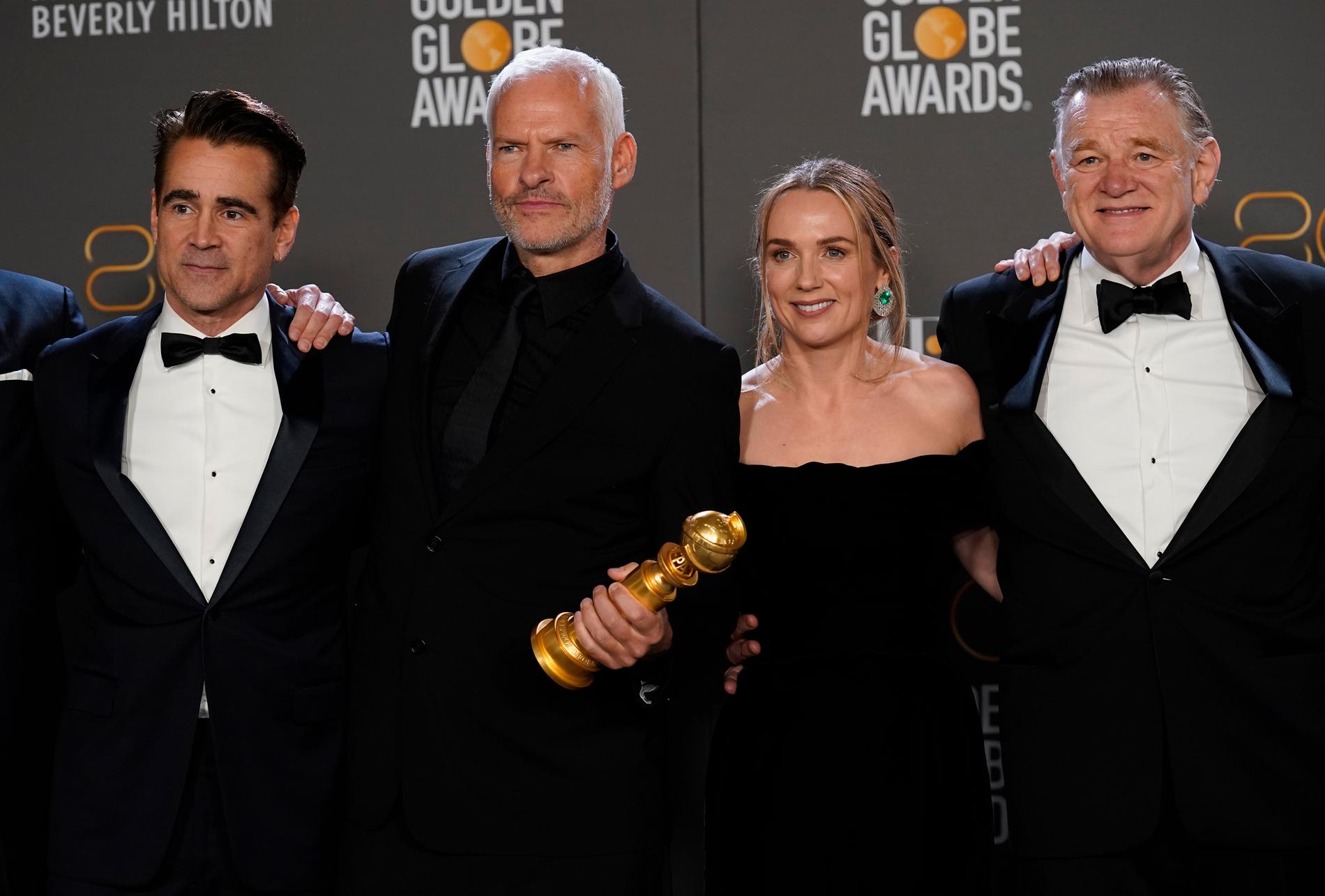 På Golden Globe-galan fick "The banshees of Inisherin" tre priser. Colin Farrell fick pris som bästa manliga skådespelare i en komedi/musikal och filmen utsågs till bästa film i kategorin komedi/musikal. På bilden syns även regissören Martin McDonagh och skådespelarna Kerry Condon och Brendan Gleeson. Arkivbild.