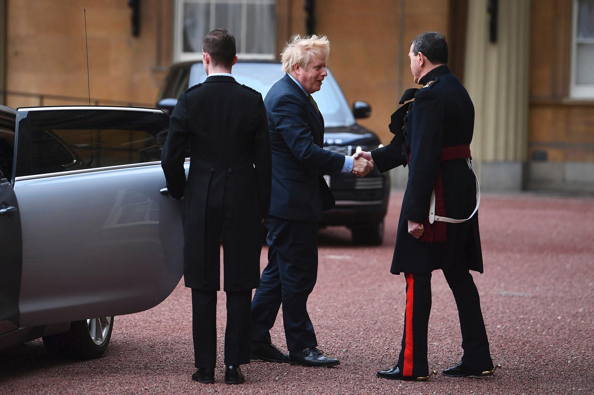 Boris Johnson på väg in till drottning Elizabeth efter valet. 