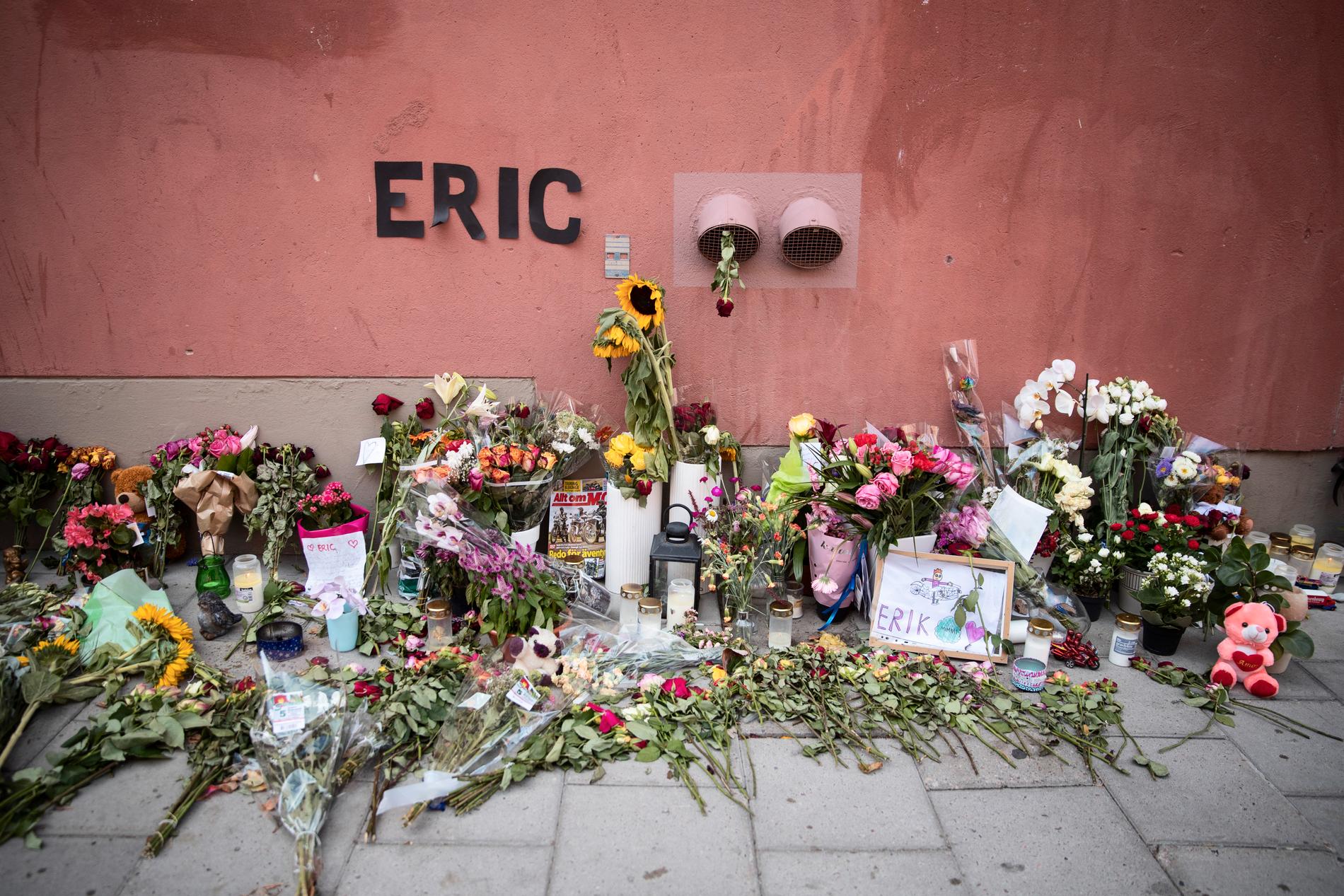 Blommor, ljus och hyllningar vid den plats där Eric Torell blev dödad.