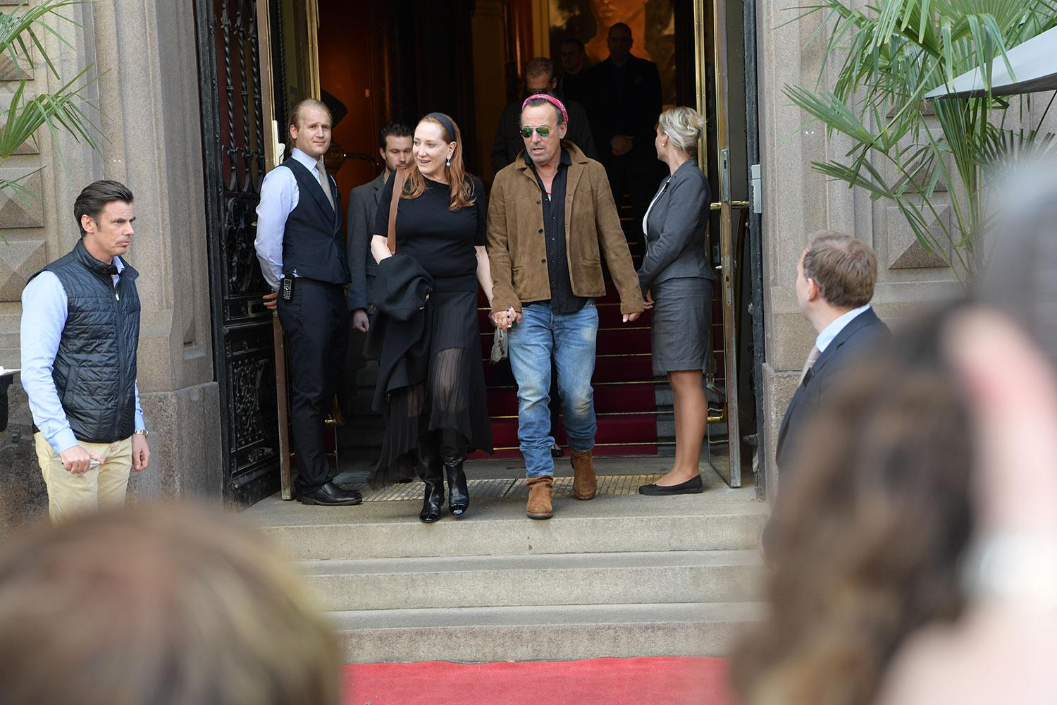 Vid 19.45 lämnade Bruce Springsteen hotellet i Göteborg och gav sig ut på stan.