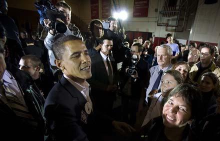 VILL STOPPA KRIGET Barack Obama möts av jubel när han träffar väljarna i New Hampshire i nordöstra USA. Han utlovar allmän sjukförsäkring, högre lärarlöner och sänkta skatter för låginkomsttagare. Men framför allt lovar han att avsluta kriget i Irak så fort han kan.