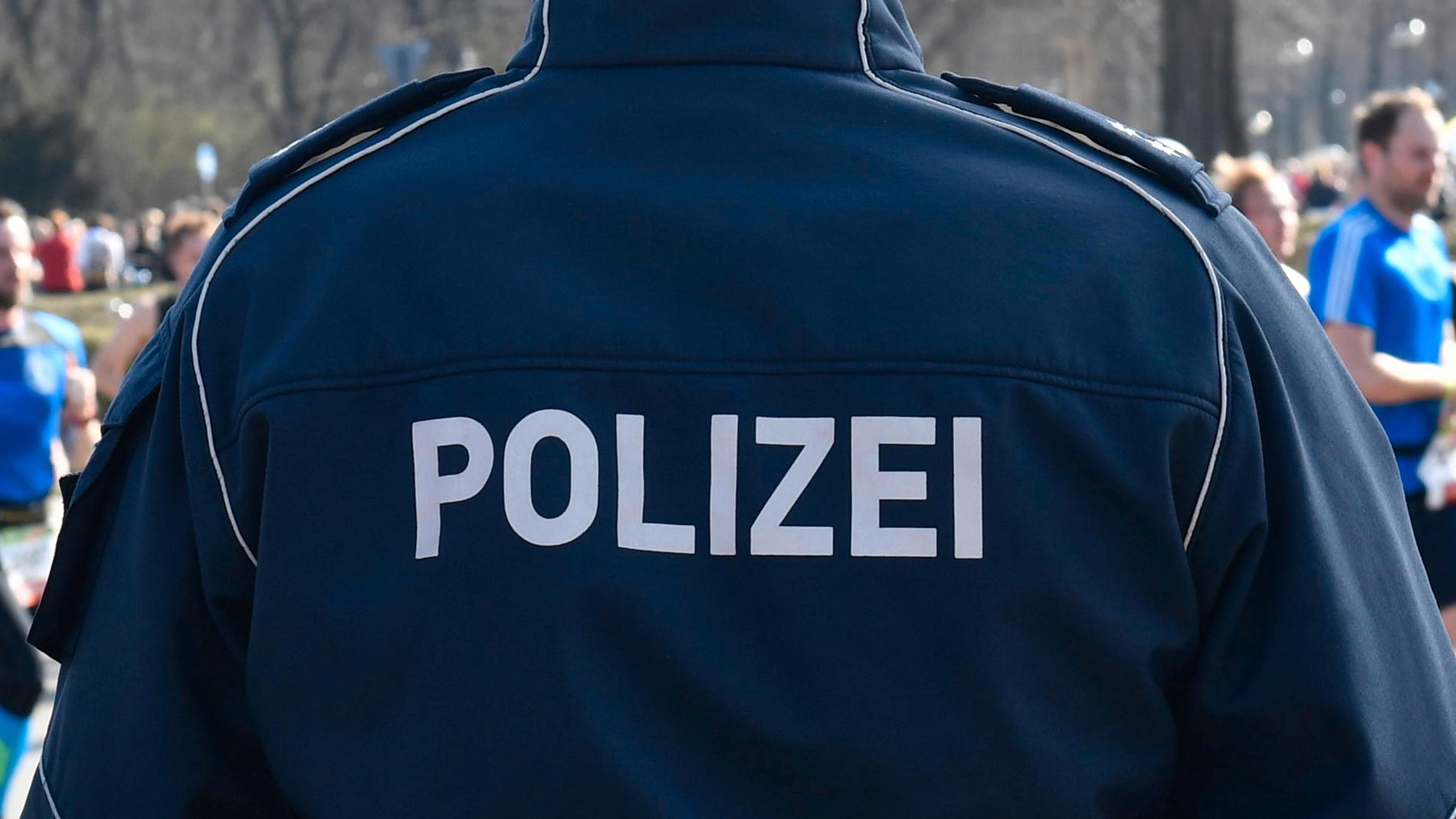 Två tyska poliser utreds misstänkta för att ha gjort nazihälsningar. Arkivbild.