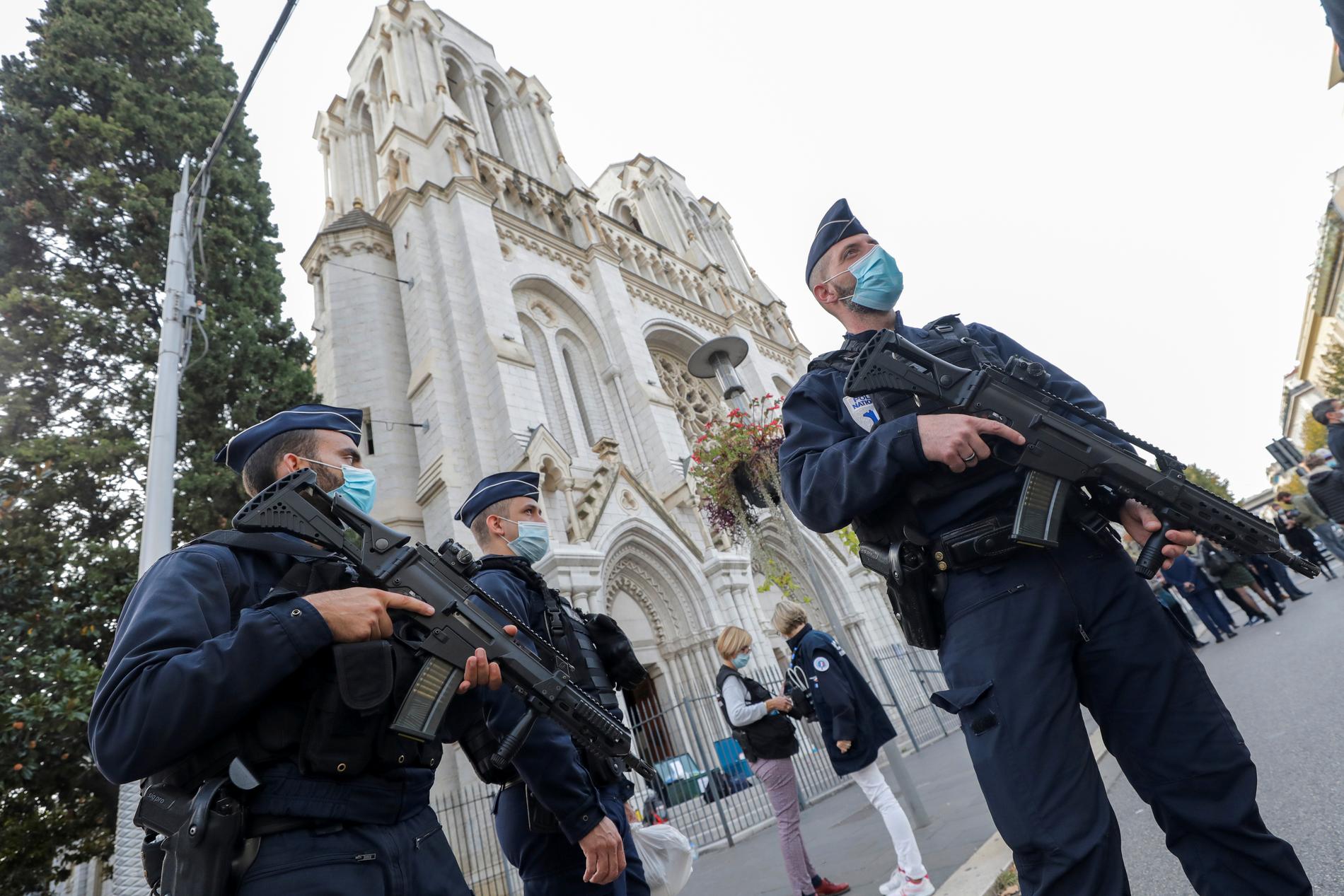 Polis utanför Notre Dame-katedralen i Nice. 