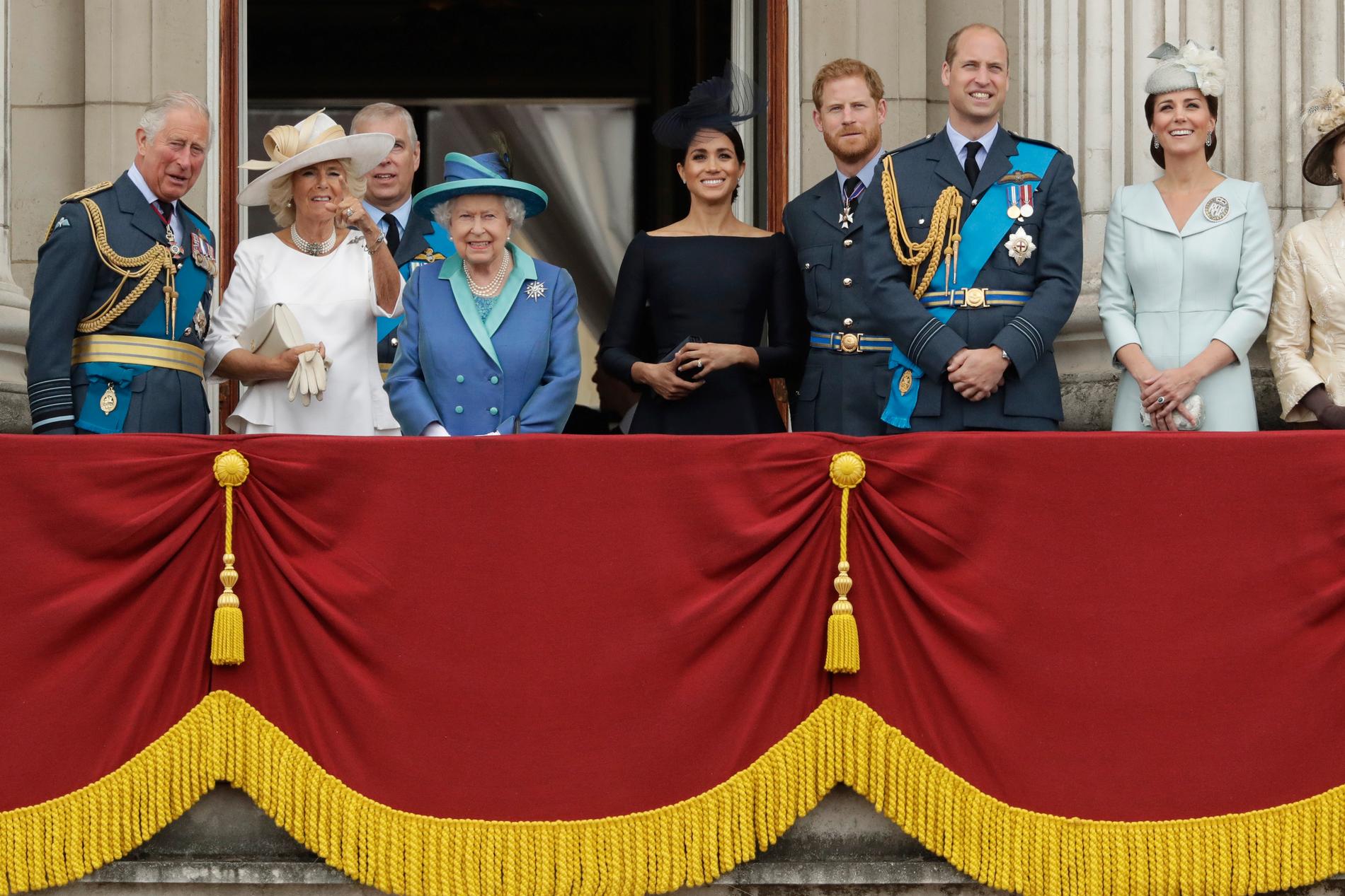 En brittisk kunglig balkongsammankomst i juli 2018. Från vänster prins Charles, hertiginnan av Cornwall, prins Andrew, drottning Elizabeth, hertiginnan av Sussex Meghan, prins Harry, prins William och hertiginnan av Cambridge Kate. Arkivbild.