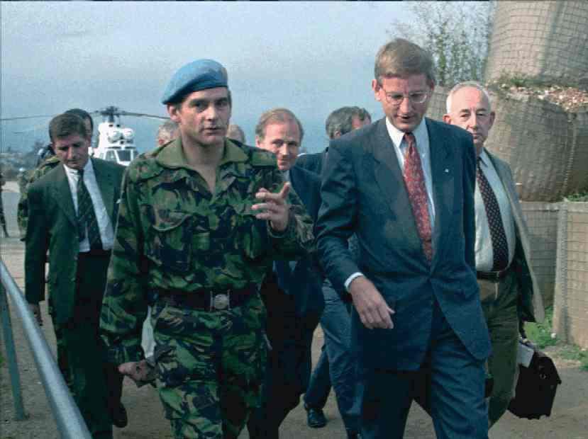 Carl Bildt tillsammans med bland andra den brittiske överstelöjtnanten Rupert Smith i Sarajevo 1995. Dagens debattör skriver att Bosniens problem är kvittot på att Bildts skapelse - landets författning - har kollapsat.