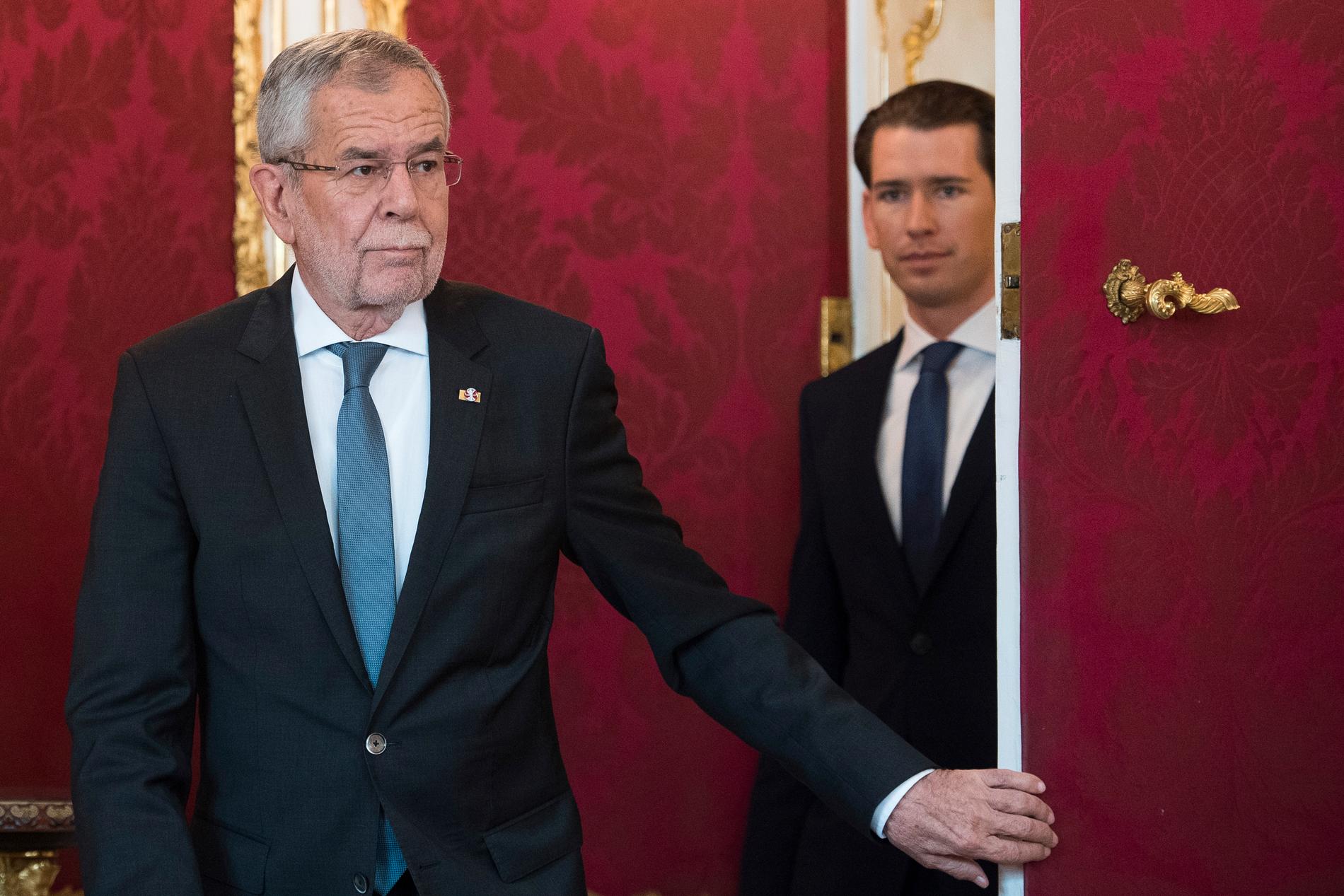Österrikes förbundspresident Alexander Van der Bellen (till vänster) och den avgående förbundskanslern Sebastian Kurz, som i måndags förlorade en misstroendeomröstning i nationalrådet.