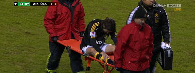 Här blir Bojan Djordjic utburen på bår. AIK-mittfältaren fick sedan behandling innan han byttes ut.
