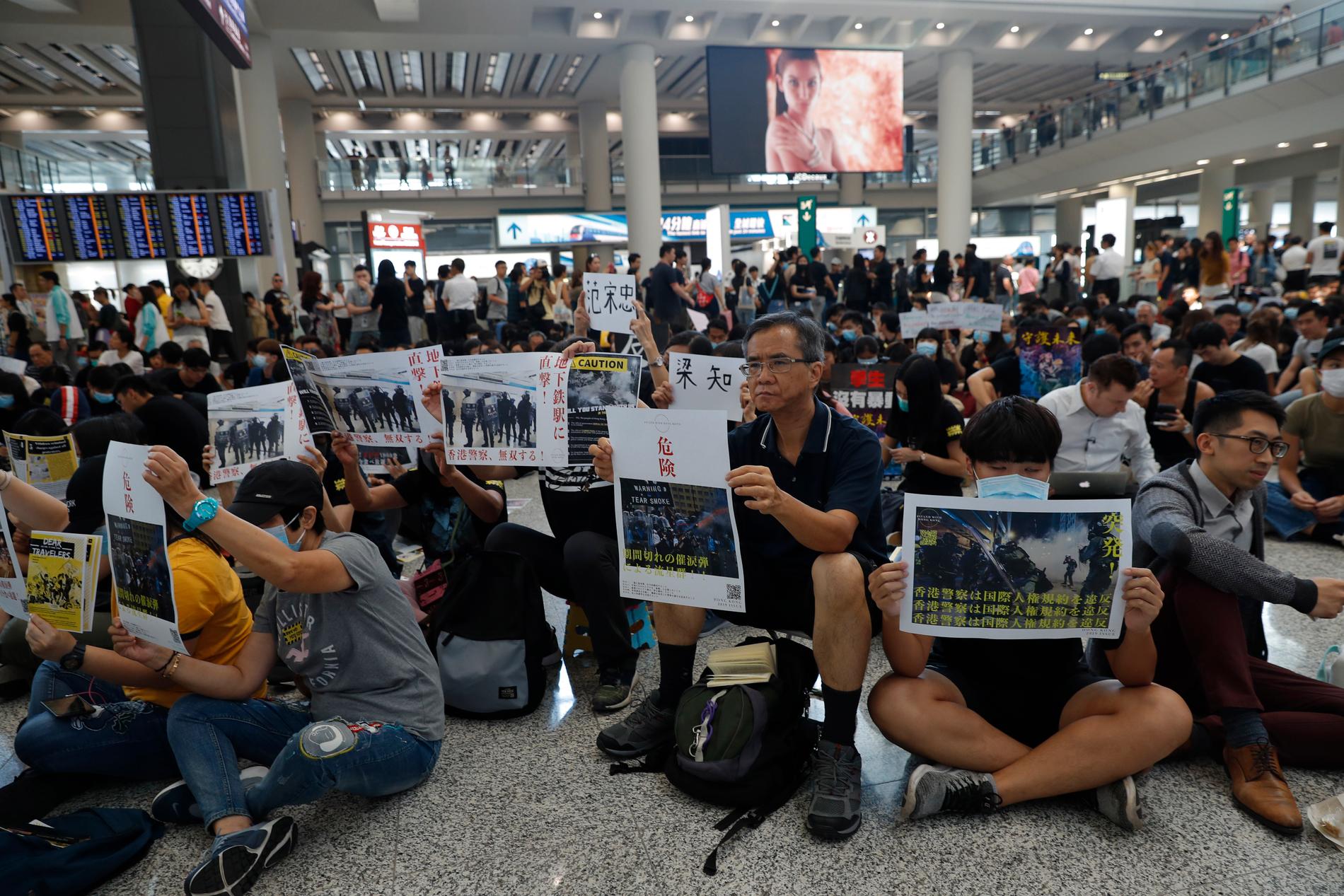 Hongkongs demokratiaktivister har inlett en tre dagar lång protest på Hongkongs flygplats.