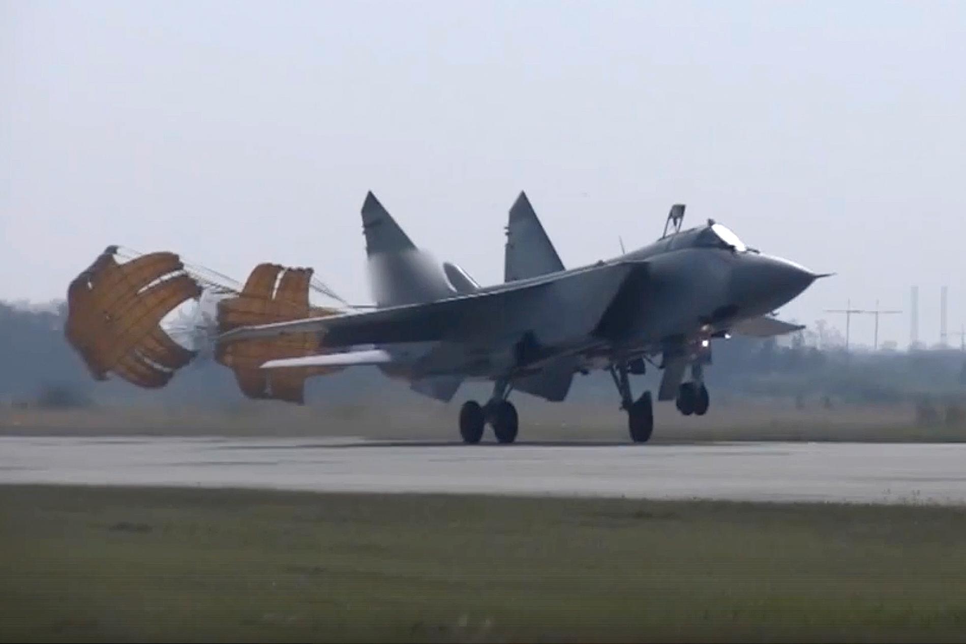 Ett av de stridsflygplan som ska bestyckas med hypersoniska stridsrobotar landar på Tjkalovsk-flygbasen i Kaliningrad på torsdagen.
