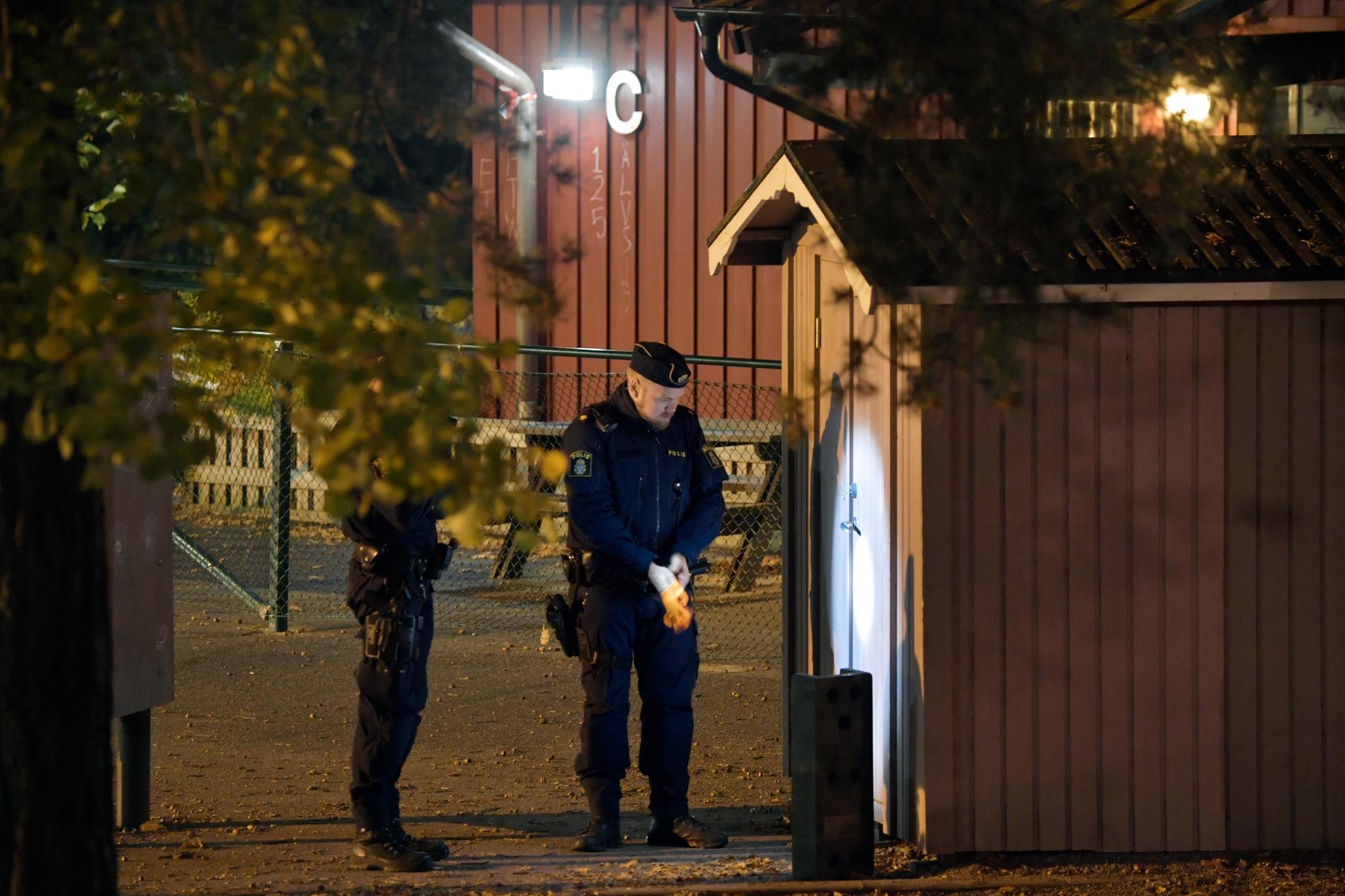 Mannen uppger att han satt inlåst i uppemot sju timmar i ett förråd på en skolgård i Solberga i Stockholm.