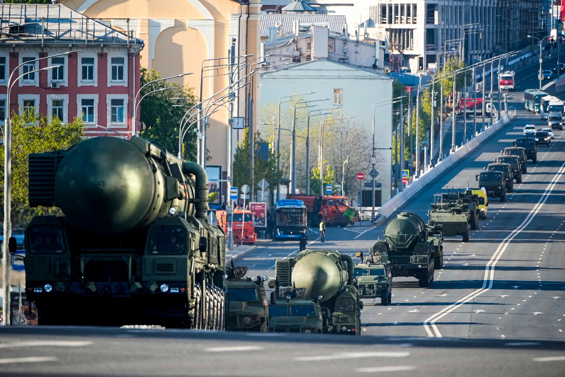 Ballistiska missiler på väg mot Röda torget under generalrepetitionerna i helgen. 