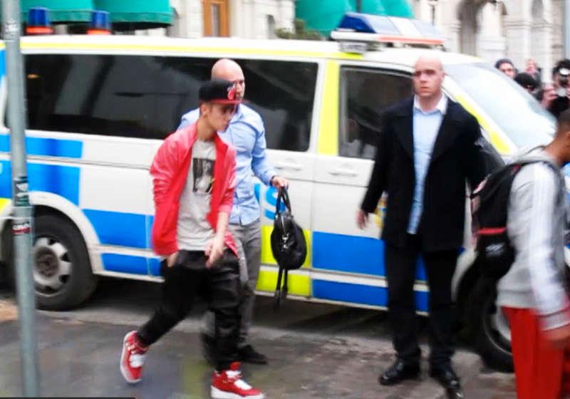Justin Bieber visade ansiktet när han lämnade hotellet strax efter klockan 20 för att åka ut till konserten i Globen.