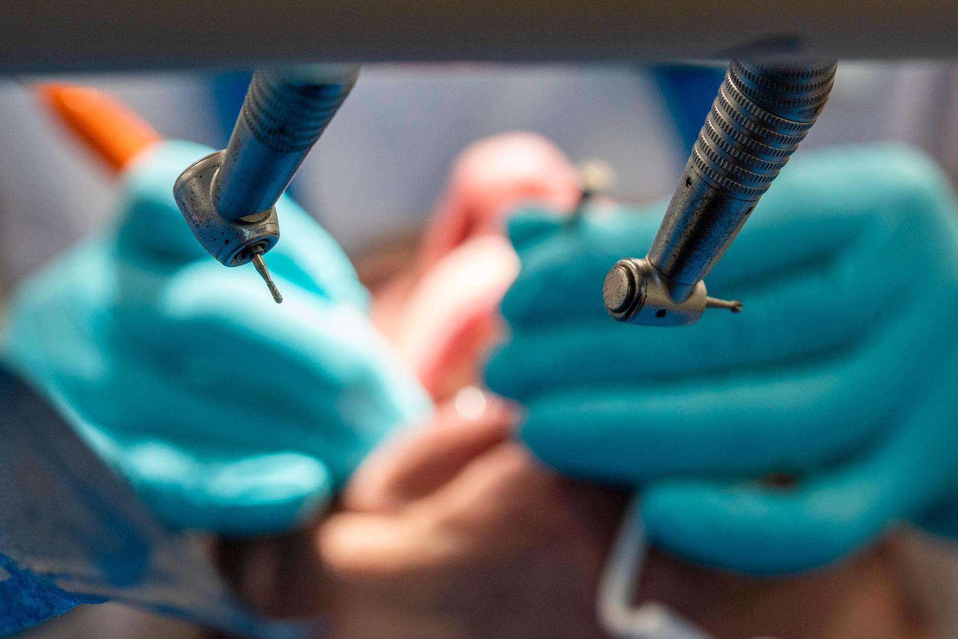 Fusket upptäcktes när Försäkringskassan såg att samtliga patienter hos ett av bolagen uppgavs ha fått implantat. 