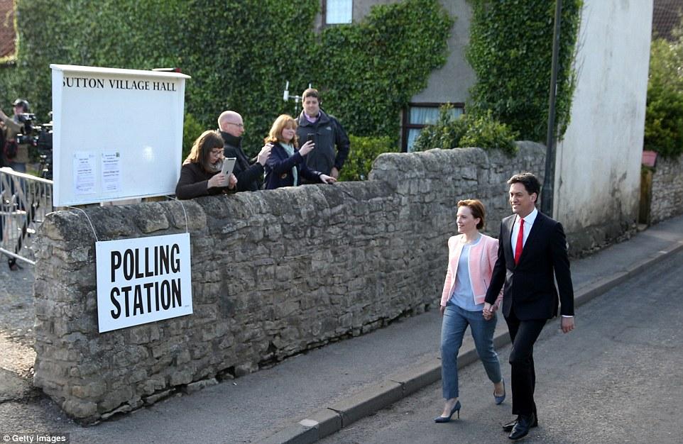 Ed Miliband, partiledare för Labour Party, och hans fru Justine på väg till vallokalen i Doncaster, England.