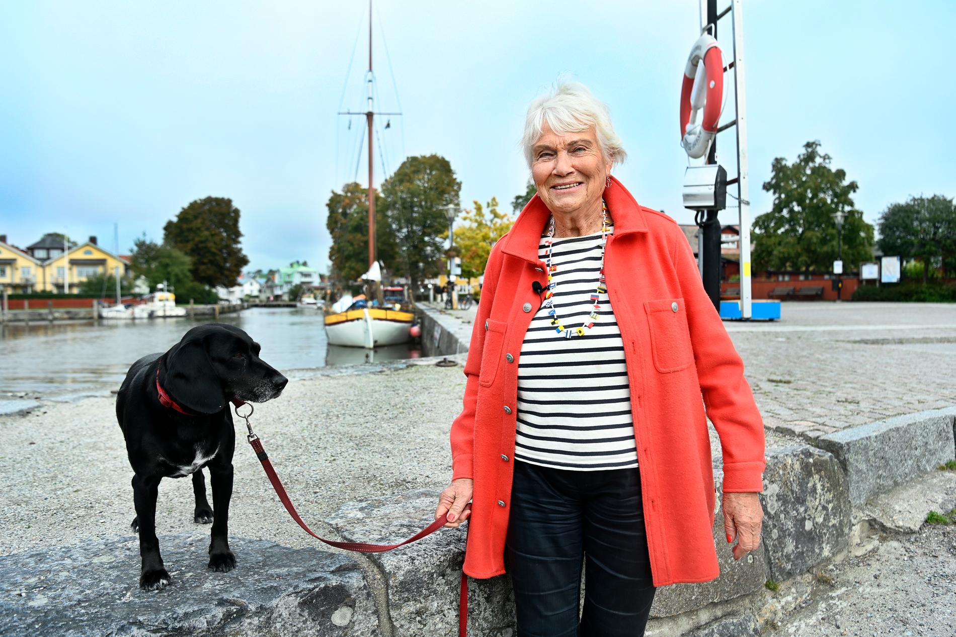 ”Jag är 87 år och jag är noga med att min ålder ska stå med. För jag tycker att det är mycket åldersdiskriminering i Sverige. Så länge man är frisk är man väl inte gammal!” säger Brita Källqvist som hyllas för sin insats i Trosa.