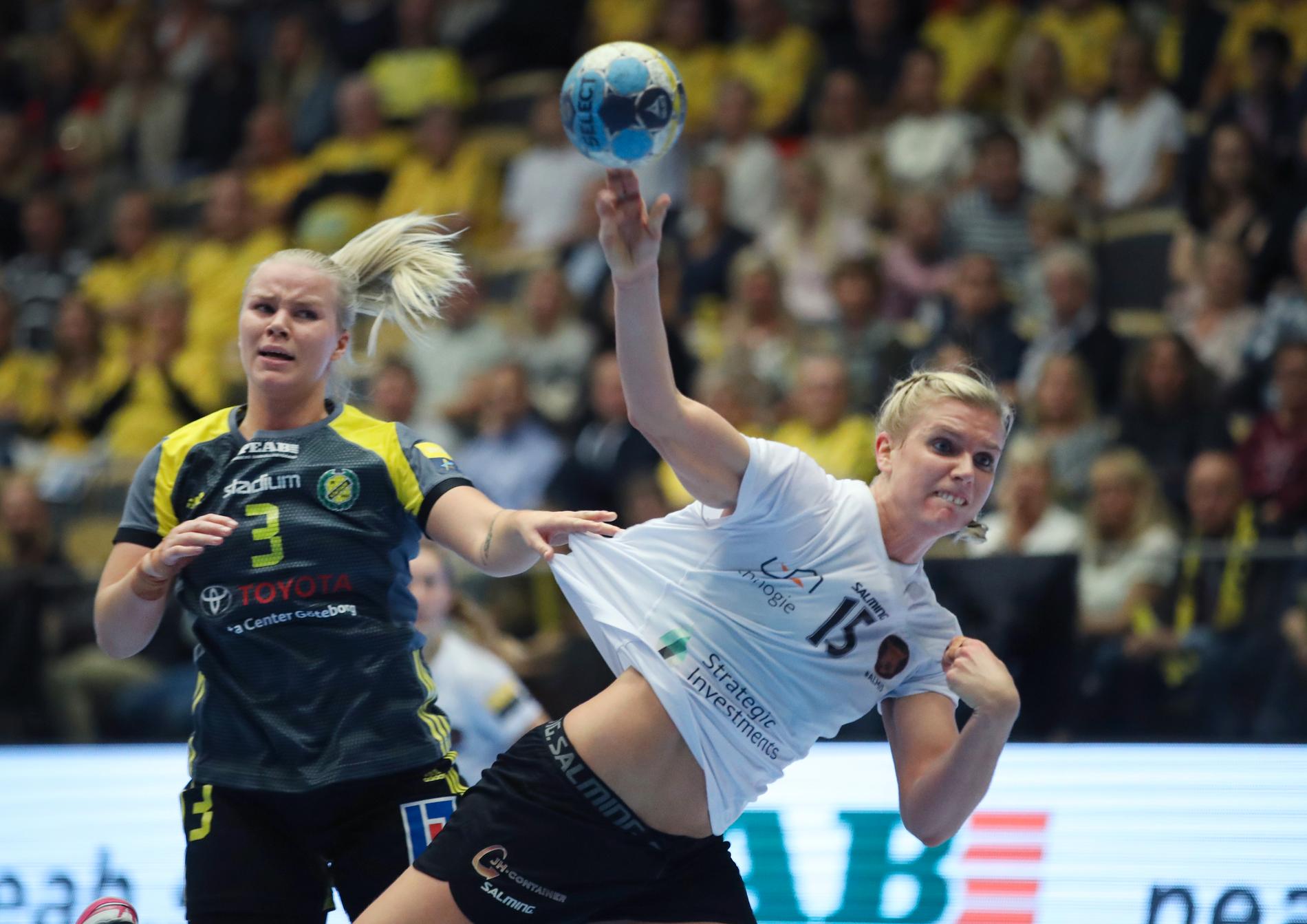 Jenny Alm gör mål för Köpenhamn medan Sävehofs Emma Fernis maktlöst ser på. Köpenhamn vann stort när lagen möttes i Champions League i Partille Arena.