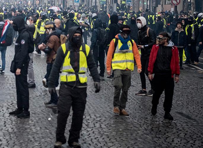 I Frankrike har anhängare till de Gula västarna tagit till gatorna för att demonstrera mot president Macron i flera månader.