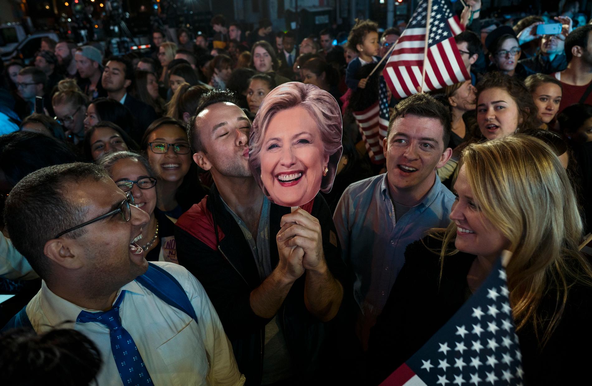 Ett av de allra sista Demokratiska kampanjmötena under 2016 års presidentvalskampanj, vid Jacob Javits Center i New York. Sedan började de räkna rösterna.