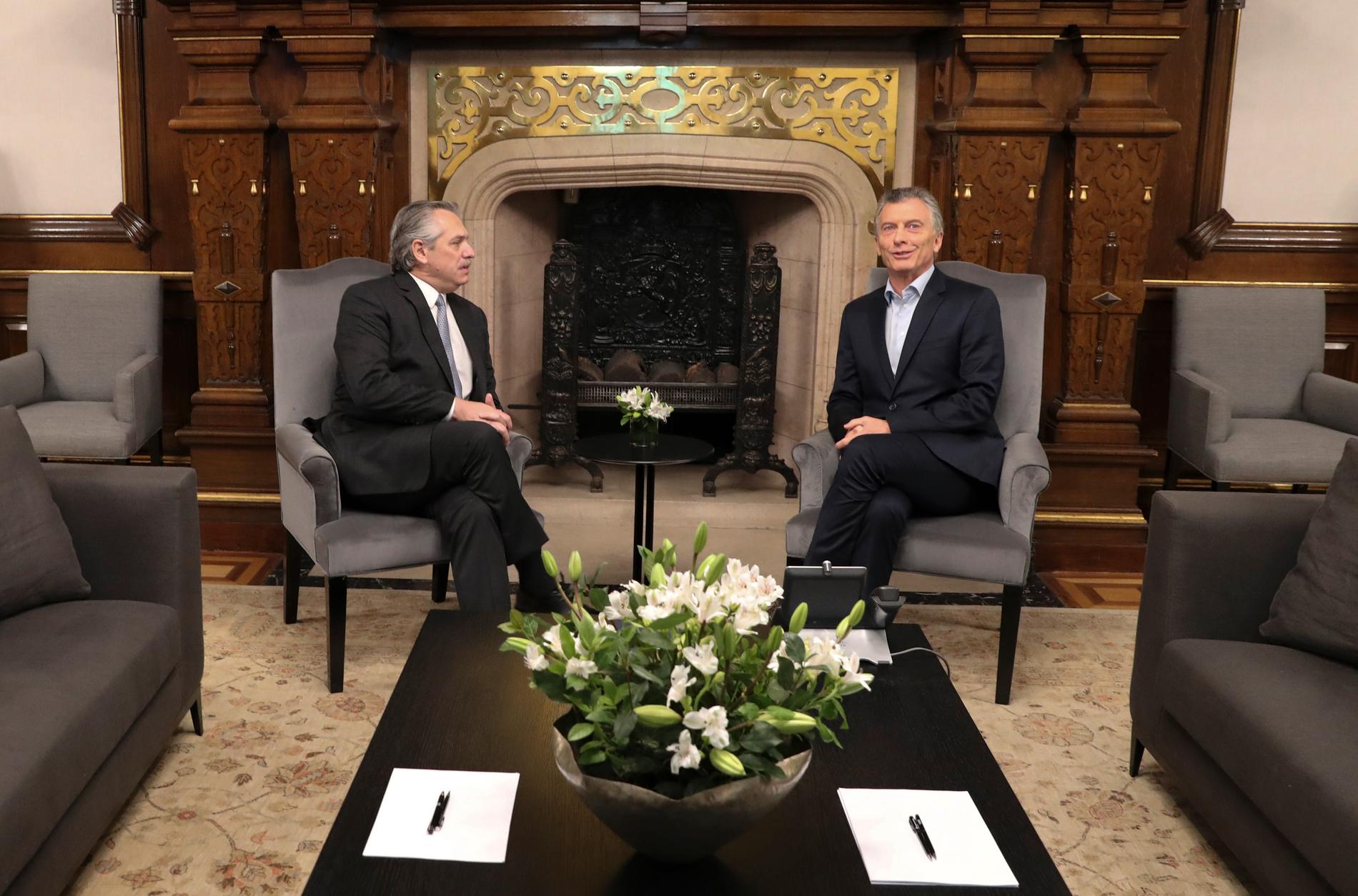 Alberto Fernández och Mauricio Macri poserar i samband med måndagens möte.